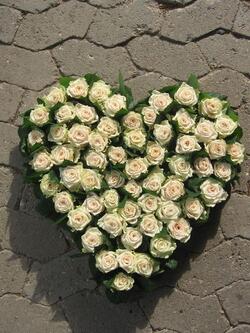 Hjertedekoration m. bånd af creme roser og grønt.