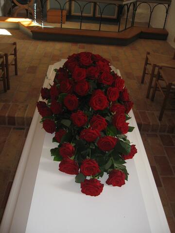 Kistepyntning m. røde roser