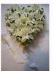 Hjertedekoration m. bånd af hvide liljer, hvide fresier, hvide roser