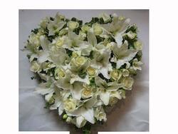 Hjertedekoration m. bånd af hvide liljer, hvide fresier, hvide r
