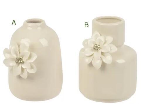 vase creme med blomst